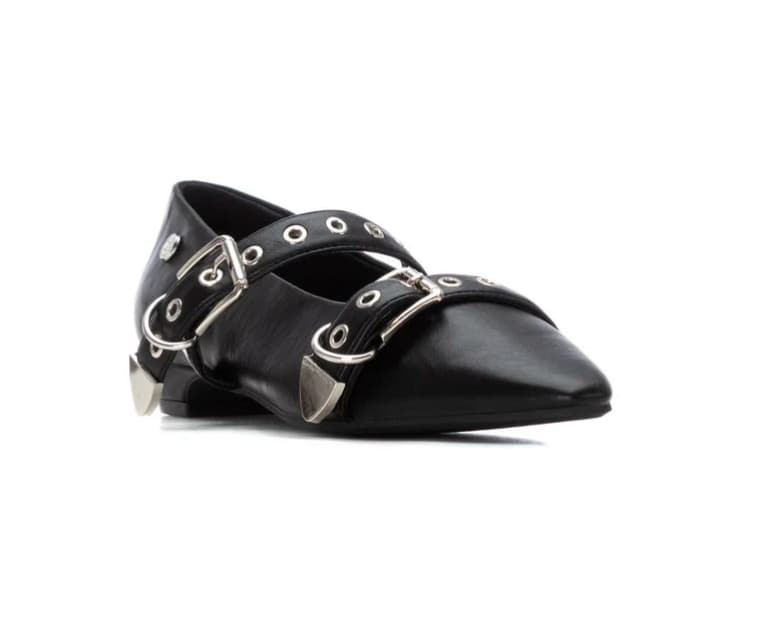 Zapatos negros con dos hebillas