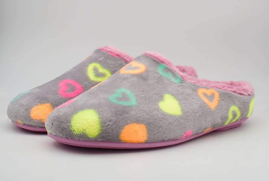 Zapatillas de casa con corazones multicolor