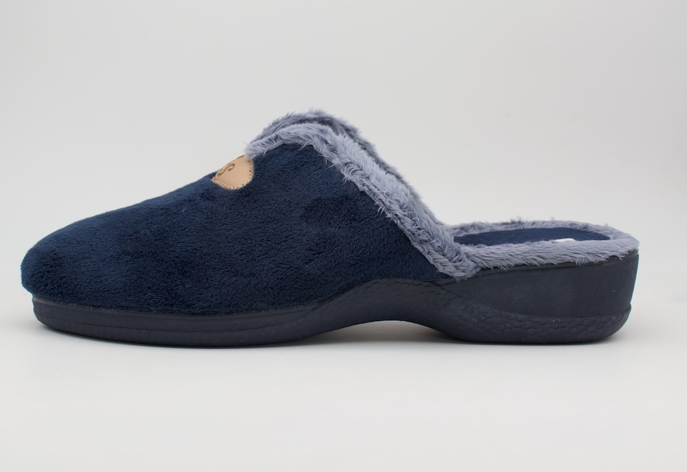Zapatillas de casa azul marino con tacón