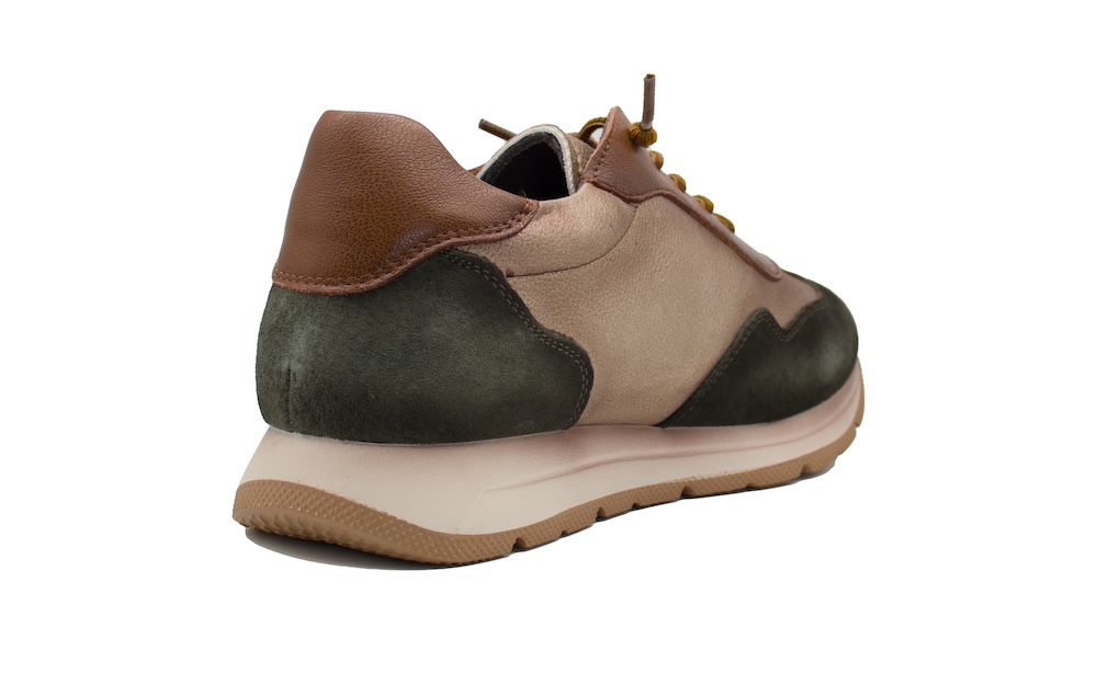Deportiva de piel de tonos verde, marrón y cobre