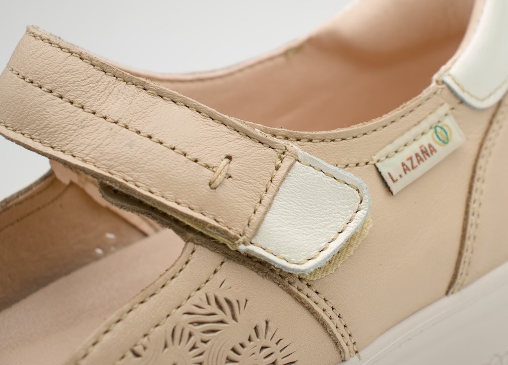 Zapato Anatómico Laura Azaña en Piel Beige – Confort Premium con Calado Láser