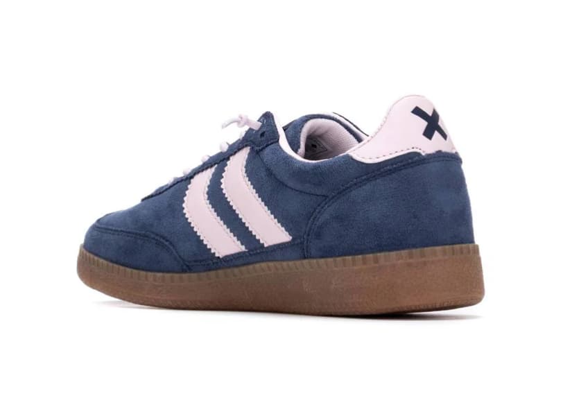 Zapatillas azules con cordones y franjas en rosa palo