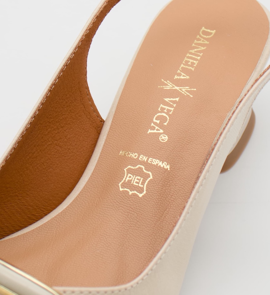 Zapato de Fiesta Beige con Tacón Geométrico y Hebilla Dorada | Daniela Vega