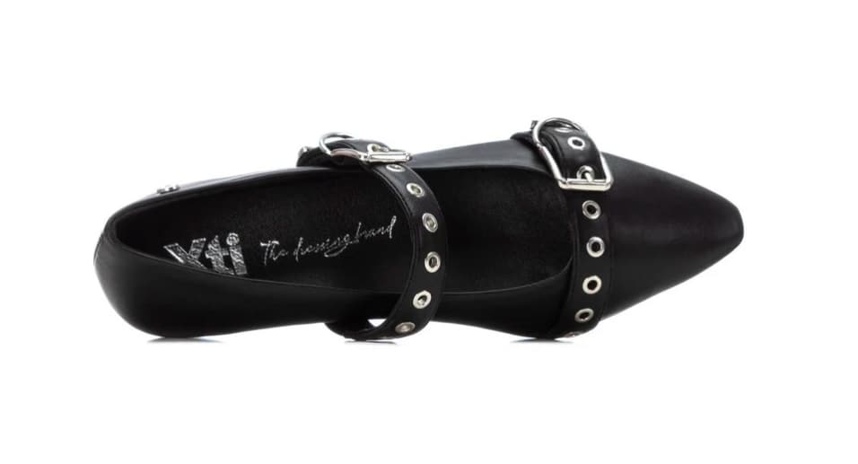 Zapatos negros con dos hebillas