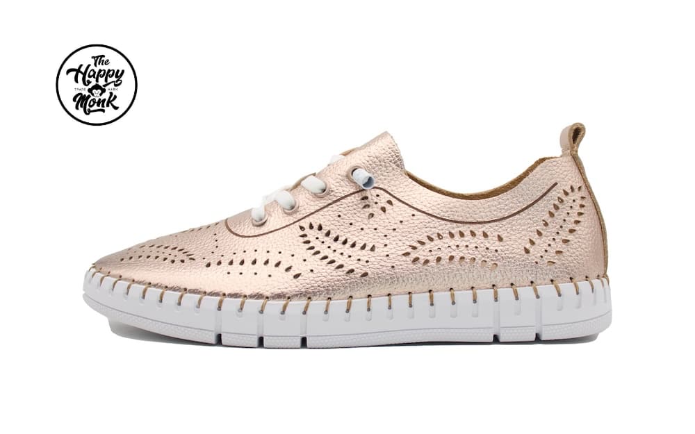 Zapato de Piel Metalizada Rosé con Calado Láser y Suela Ultra-Flexible
