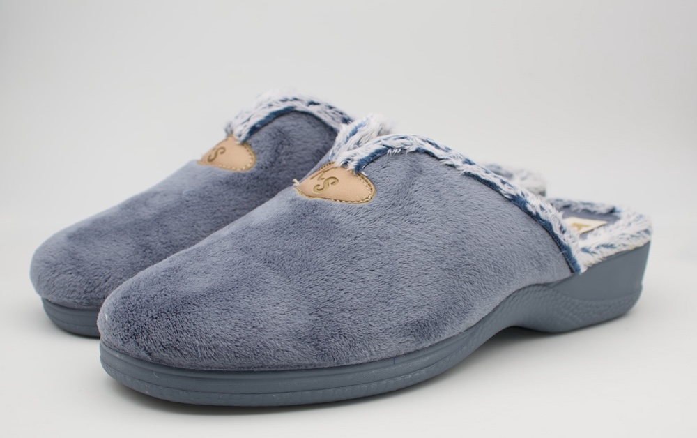Zapatillas de casa abiertas de atrás con tacón