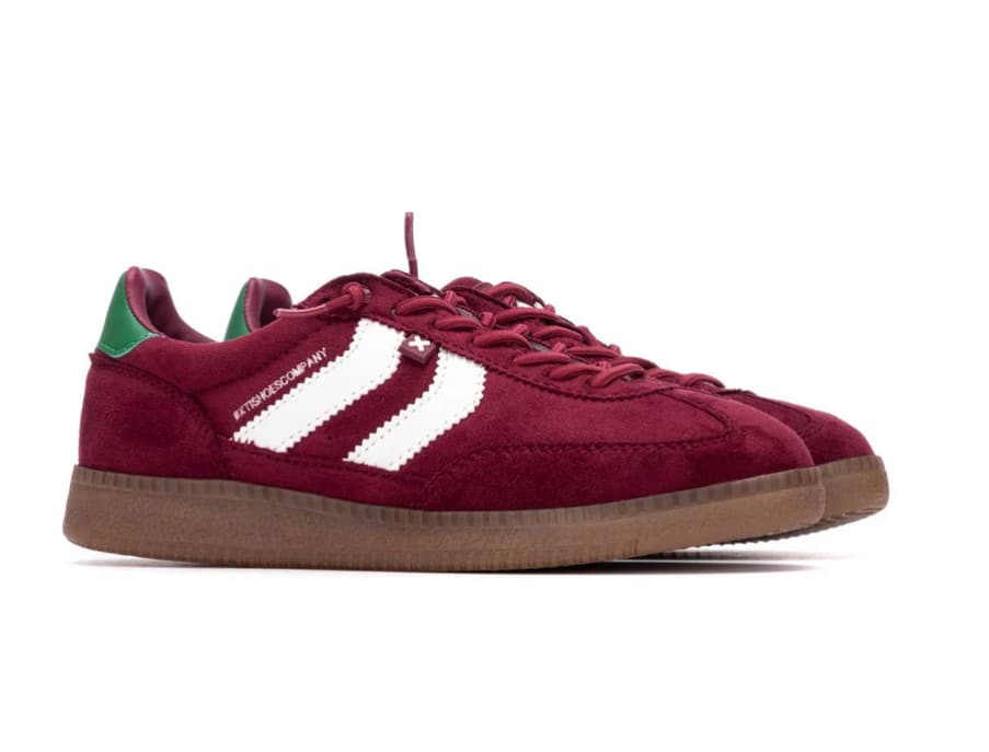 Zapatillas burdeos con tonos blancos y trasera en verde
