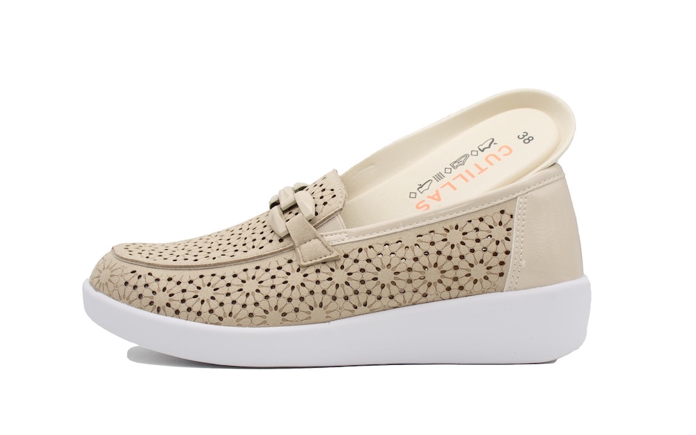 Mocasines Doctor Cutillas Calados: Estilo y Confort Extraíble en Beige