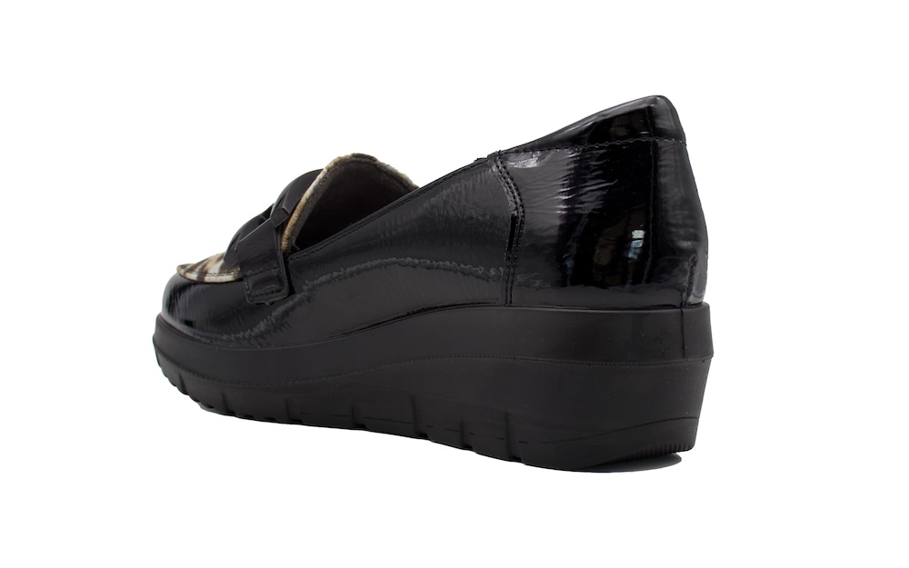 Mocasines de charol negro con la pala de leopardo