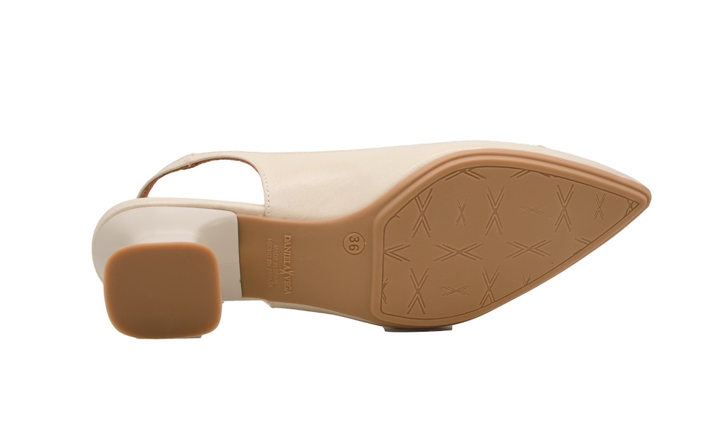 Zapato de Fiesta Beige con Tacón Geométrico y Hebilla Dorada | Daniela Vega