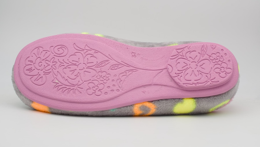 Zapatillas de casa con corazones multicolor