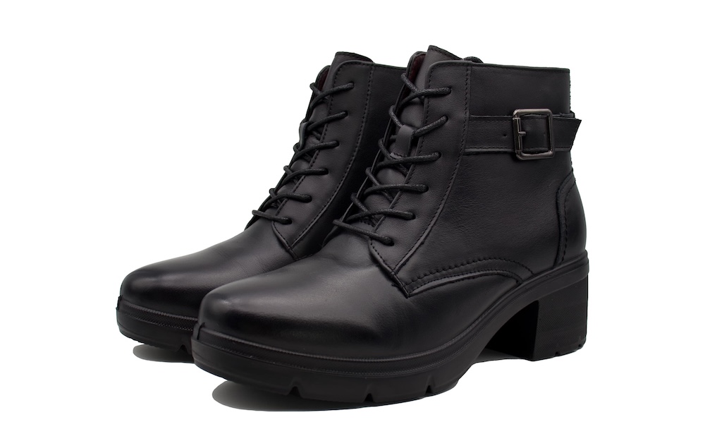 Botines de piel negra de cordones en el empeine y tacón