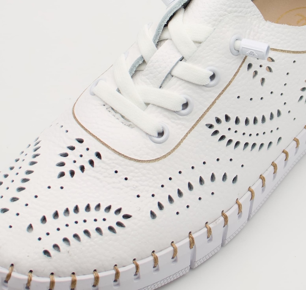 Sneaker de Piel Blanca Micro-Perforada con Suela de Tracción Articulada y Costura Artesanal