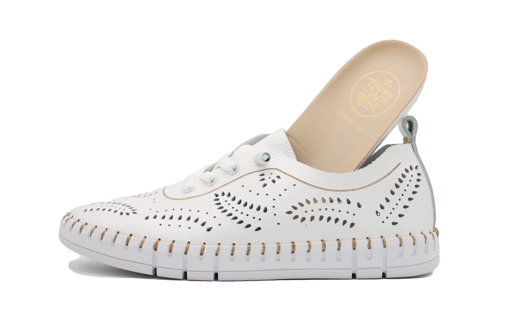 Sneaker de Piel Blanca Micro-Perforada con Suela de Tracción Articulada y Costura Artesanal