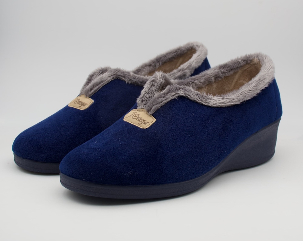 Zapatillas de casa cerrada en marino con cuña media trasera