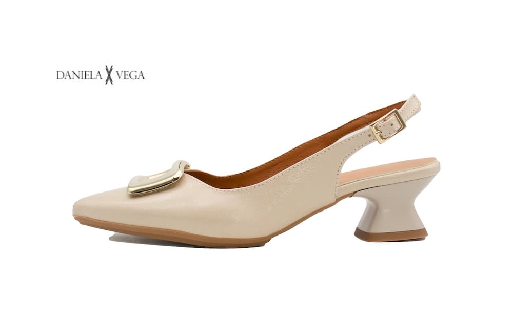 Zapato de Fiesta Beige con Tacón Geométrico y Hebilla Dorada | Daniela Vega