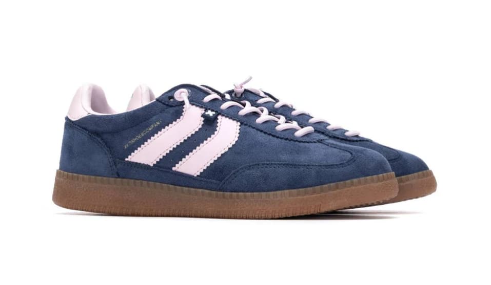 Zapatillas azules con cordones y franjas en rosa palo