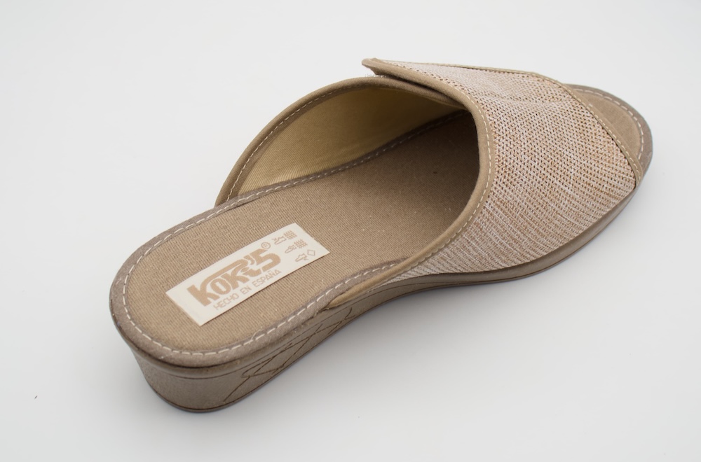 Zapatilla de Casa KOKIS para Mujer con Cuña y Cierre de Velcro