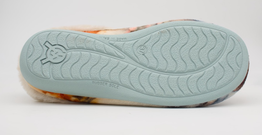 Zapatillas dibujo de niña con osito