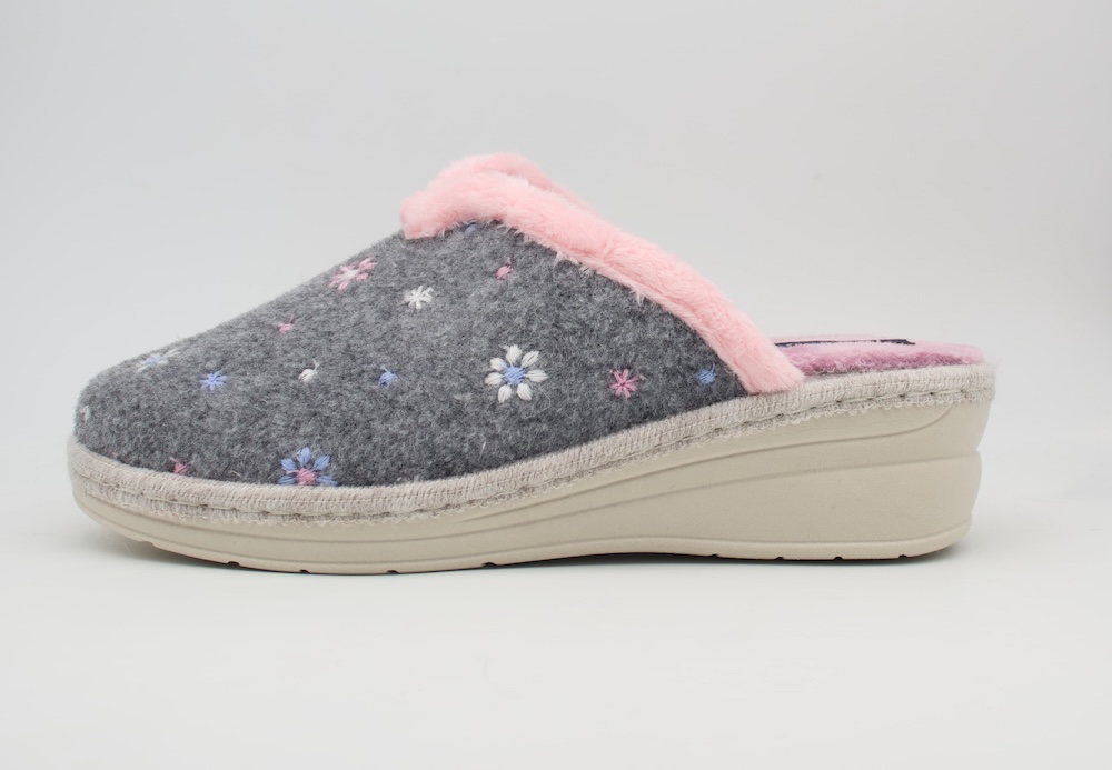 Zapatillas de fieltro color gris y rosa con cuña trasera