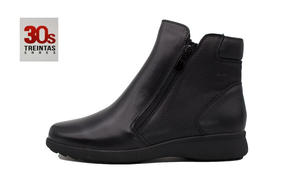 Botin de horma ancha de color negro marca Treintas