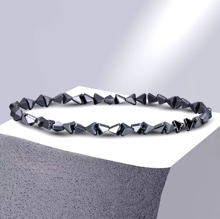 Pulsera de cuentas triangulares en joyeria hematita