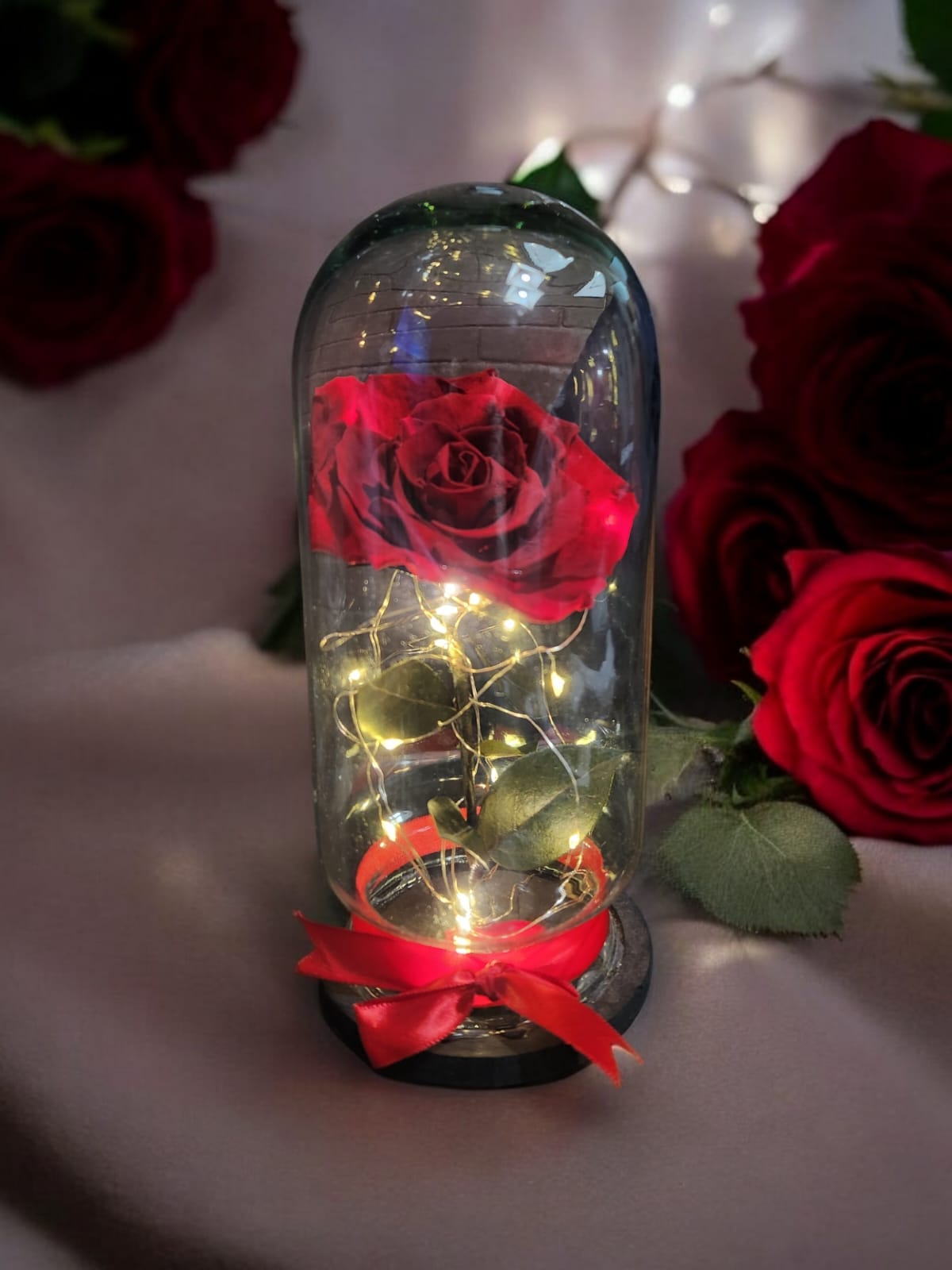 Flor eterna natural roja con luces