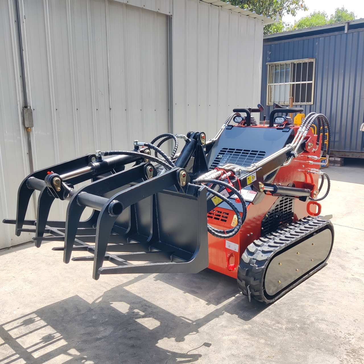 Skid Steer Loader Grapple Attachment for Efficient Debris Management