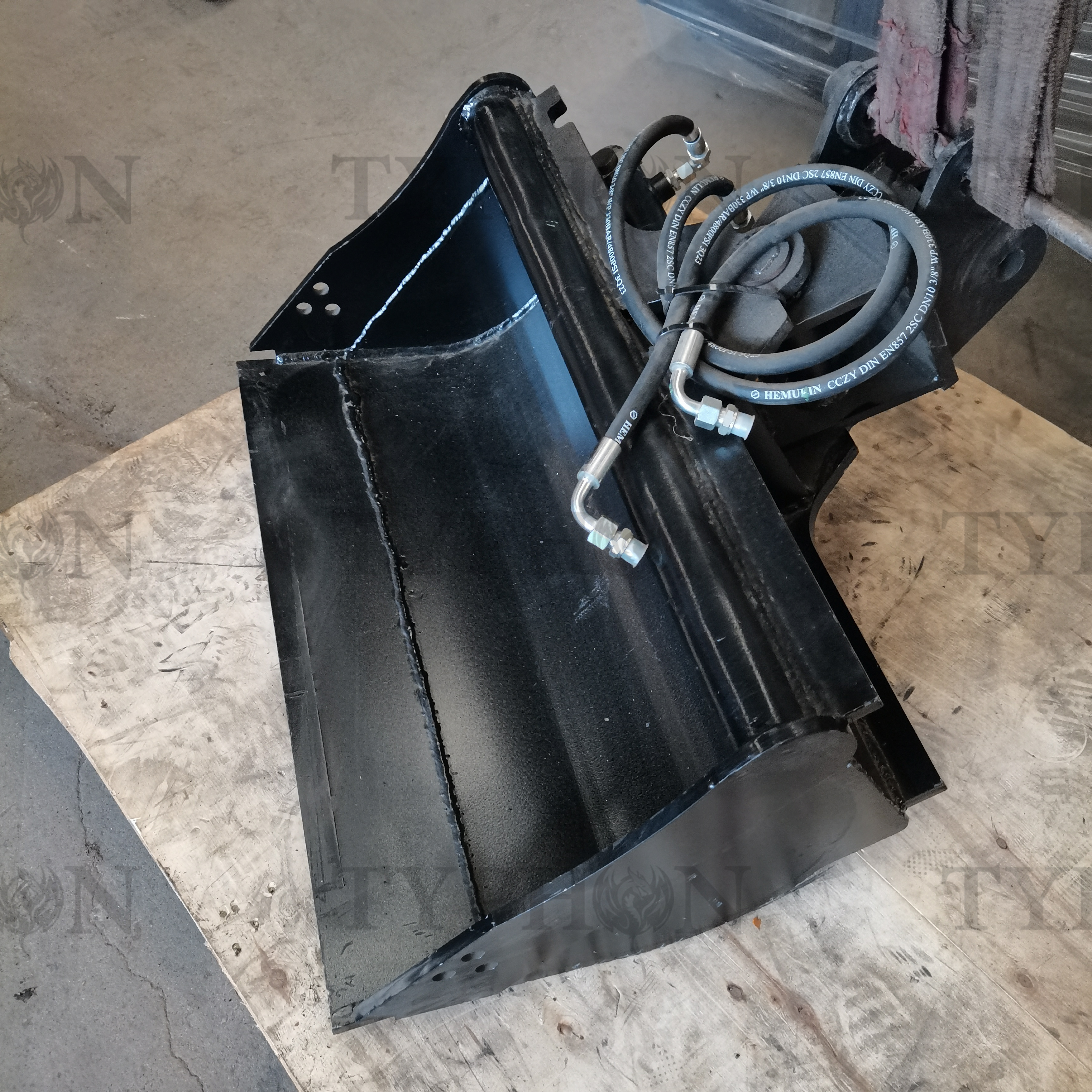 2.5 Ton Excavator Hydraulic Tilt Bucket 800mm (31") - Versatile Tilting Attachment
