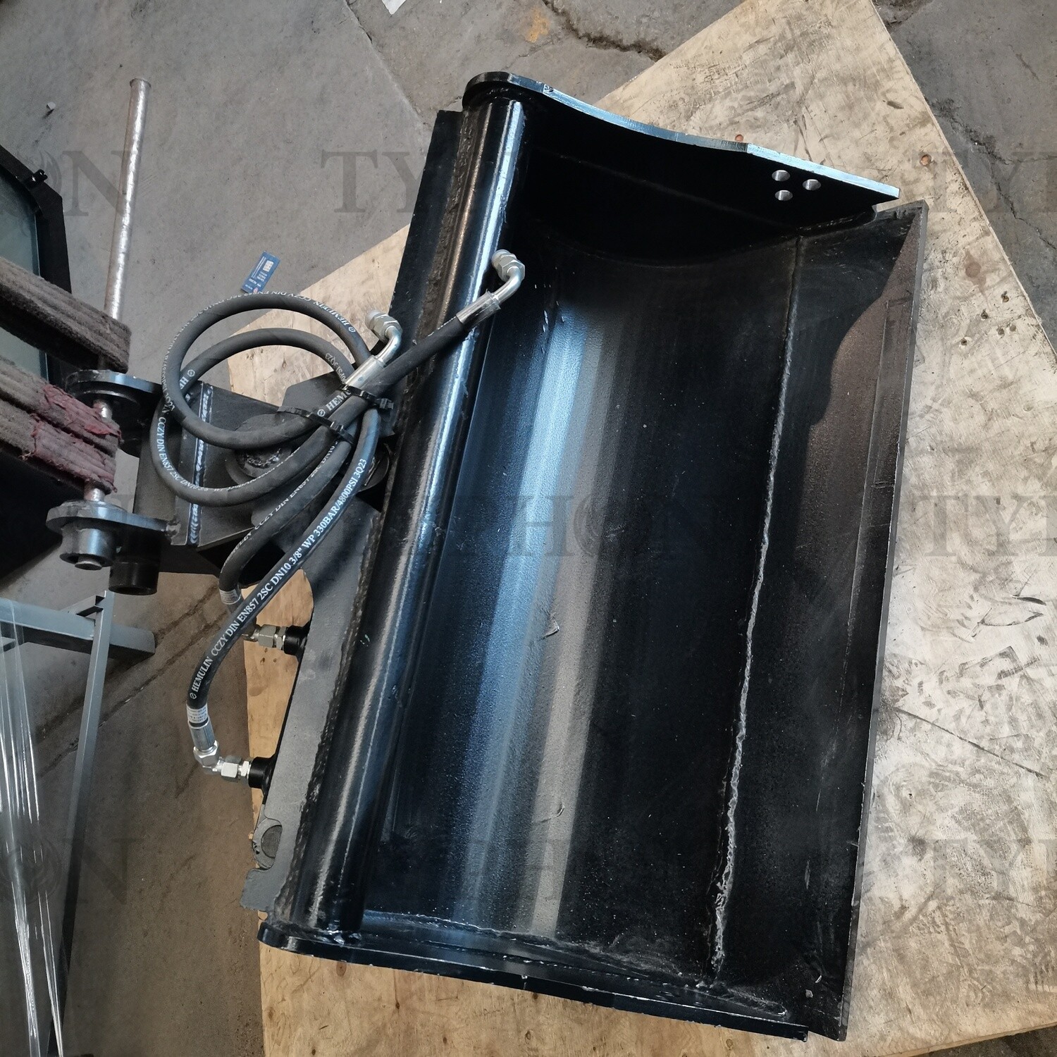 2.5 Ton Excavator Hydraulic Tilt Bucket 800mm (31") - Versatile Tilting Attachment