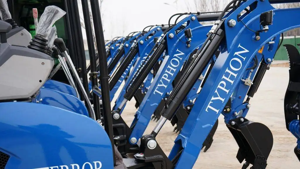 2025 4000 lb TYPHON TERROR XVII Cabin Mini Excavator Rubber Track with Kubota D902 Diesel Engine