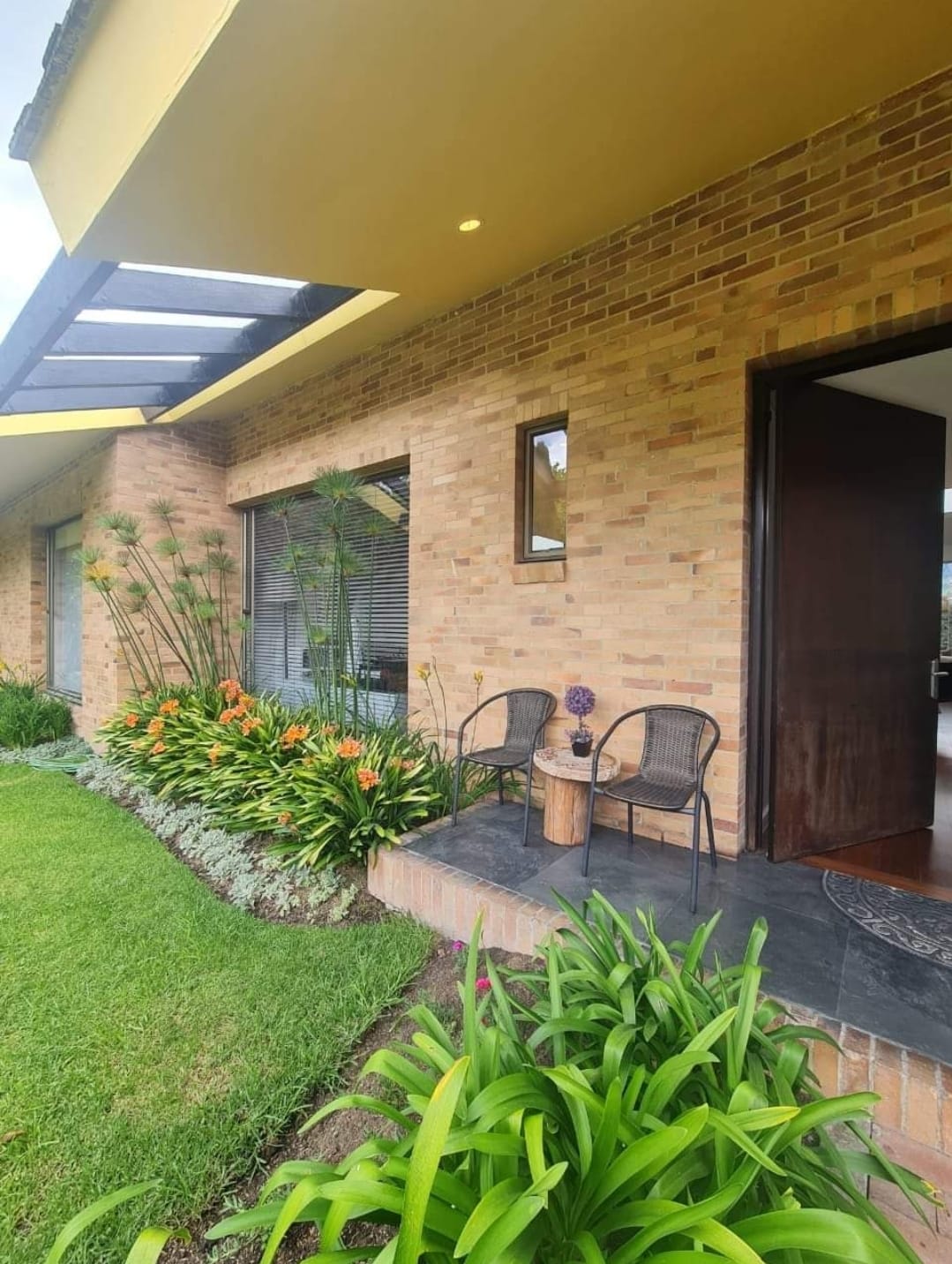 Casa en San Simón con vistas al jardín en todas las áreas CO$2.400.000.000