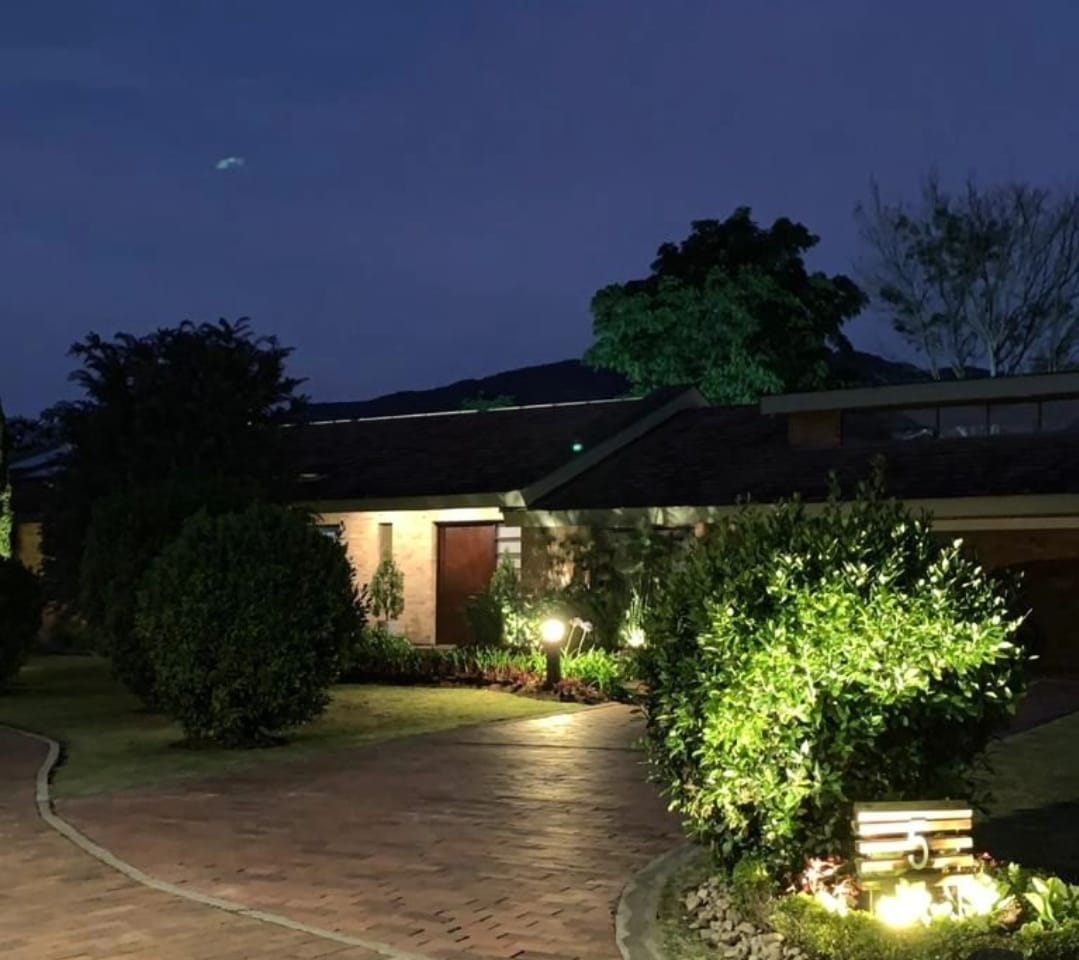 Casa en San Simón con vistas al jardín en todas las áreas CO$2.400.000.000