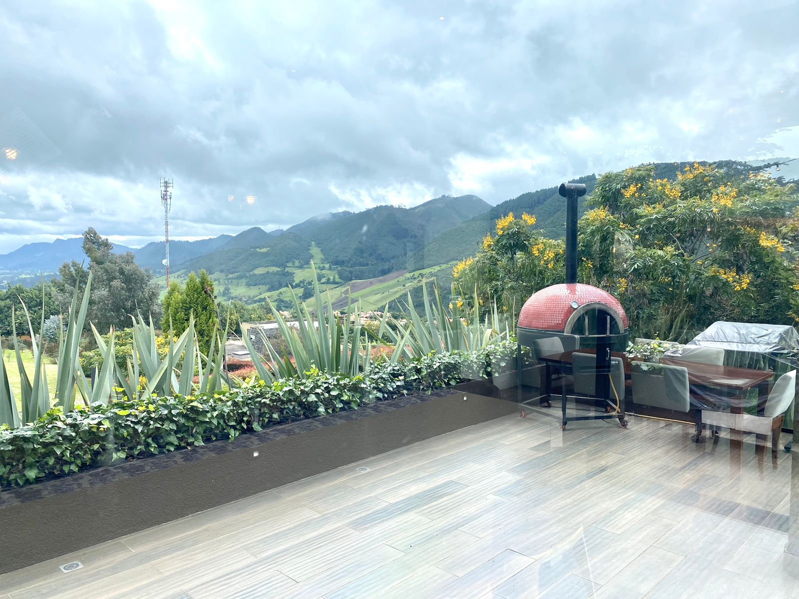 Amplia y espectacular casa en la Calera en Conjunto Casa de Campo CO$3.100.000.000