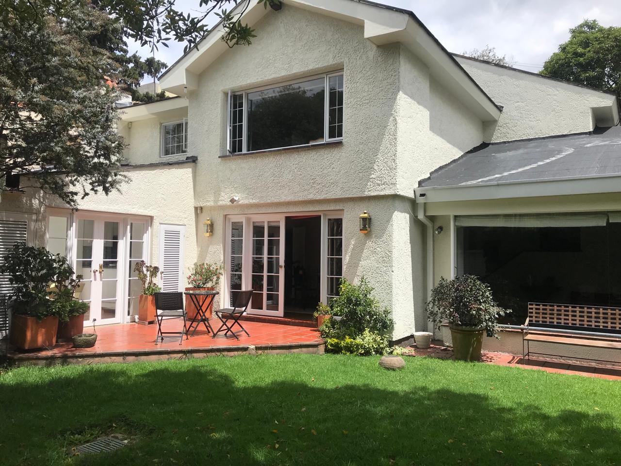 Excelente casa en venta en Bogotá en zona de Santa Bárbara CO$3.300.000.000