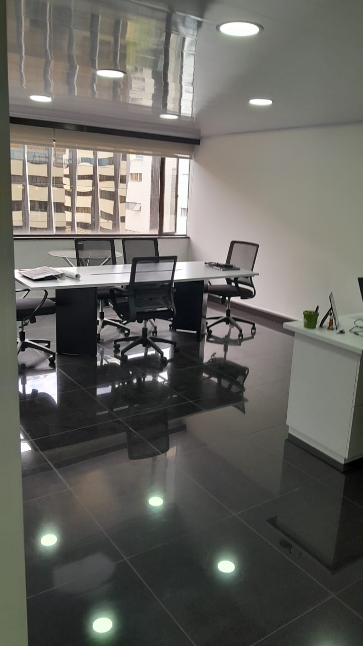 Oficina en arriendo en el Centro de la 93 en Bogotá CO$3.000.000 más IVA + Administración