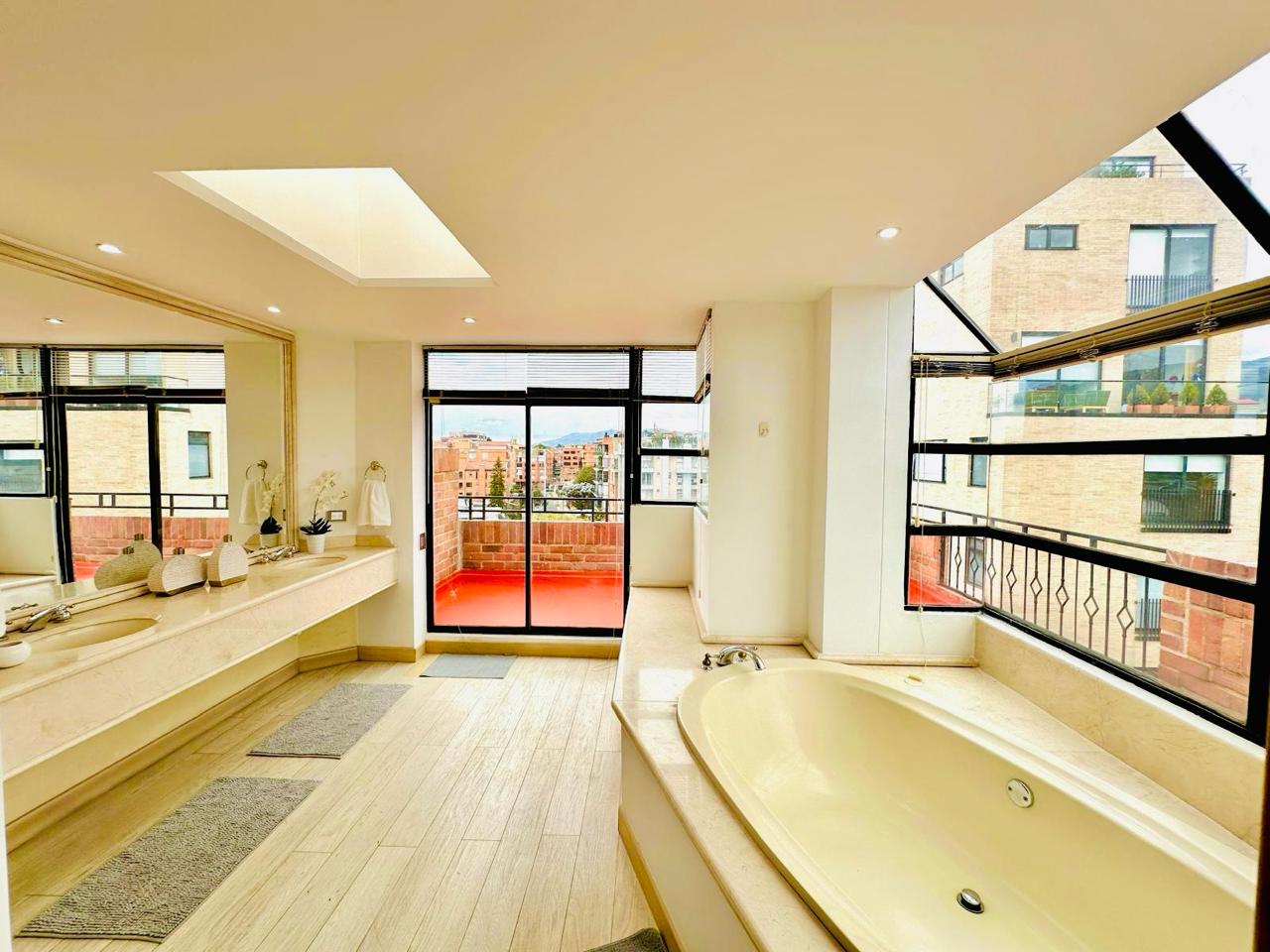 Apartamento espacioso, muuuy lindo, vista espectacular!! Santa Paula, Bogotá CO$$21'000.000 Arriendo amoblado más administración $2'368.400.  sin amoblar $20'000.000 más administración 