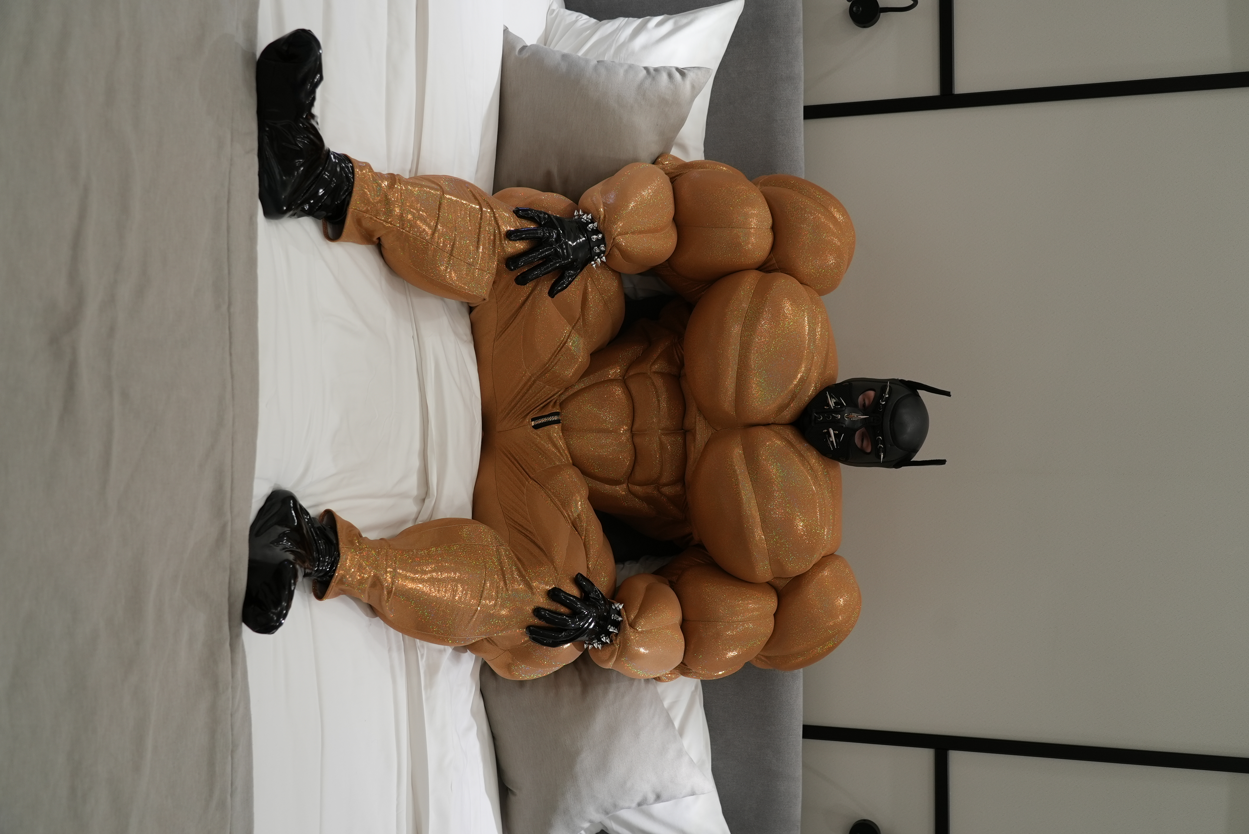 Extra muscle suit / gold spandex 