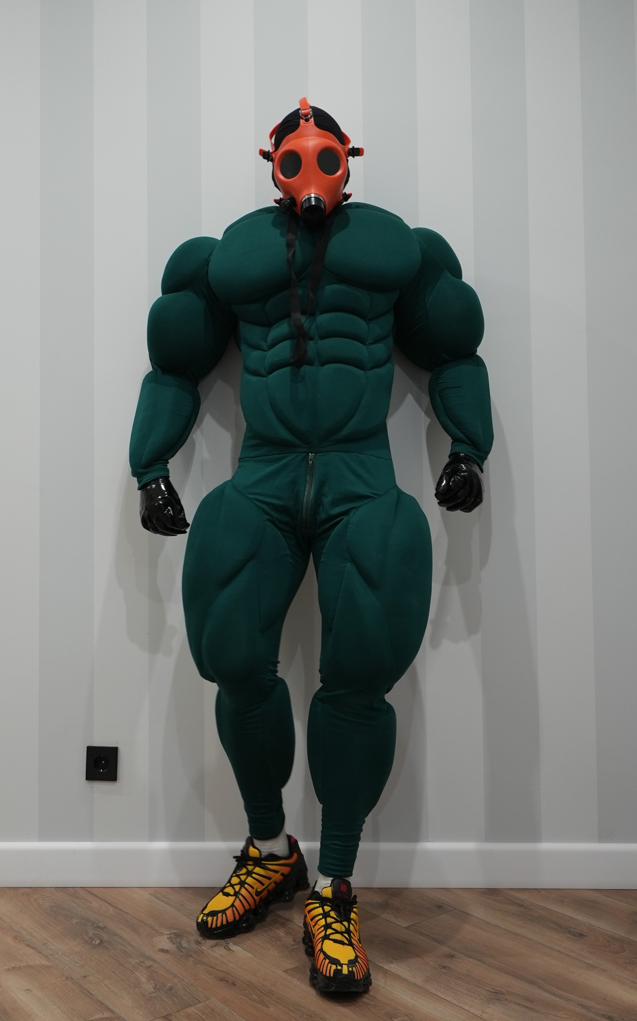 Big muscle suit / green synthetics