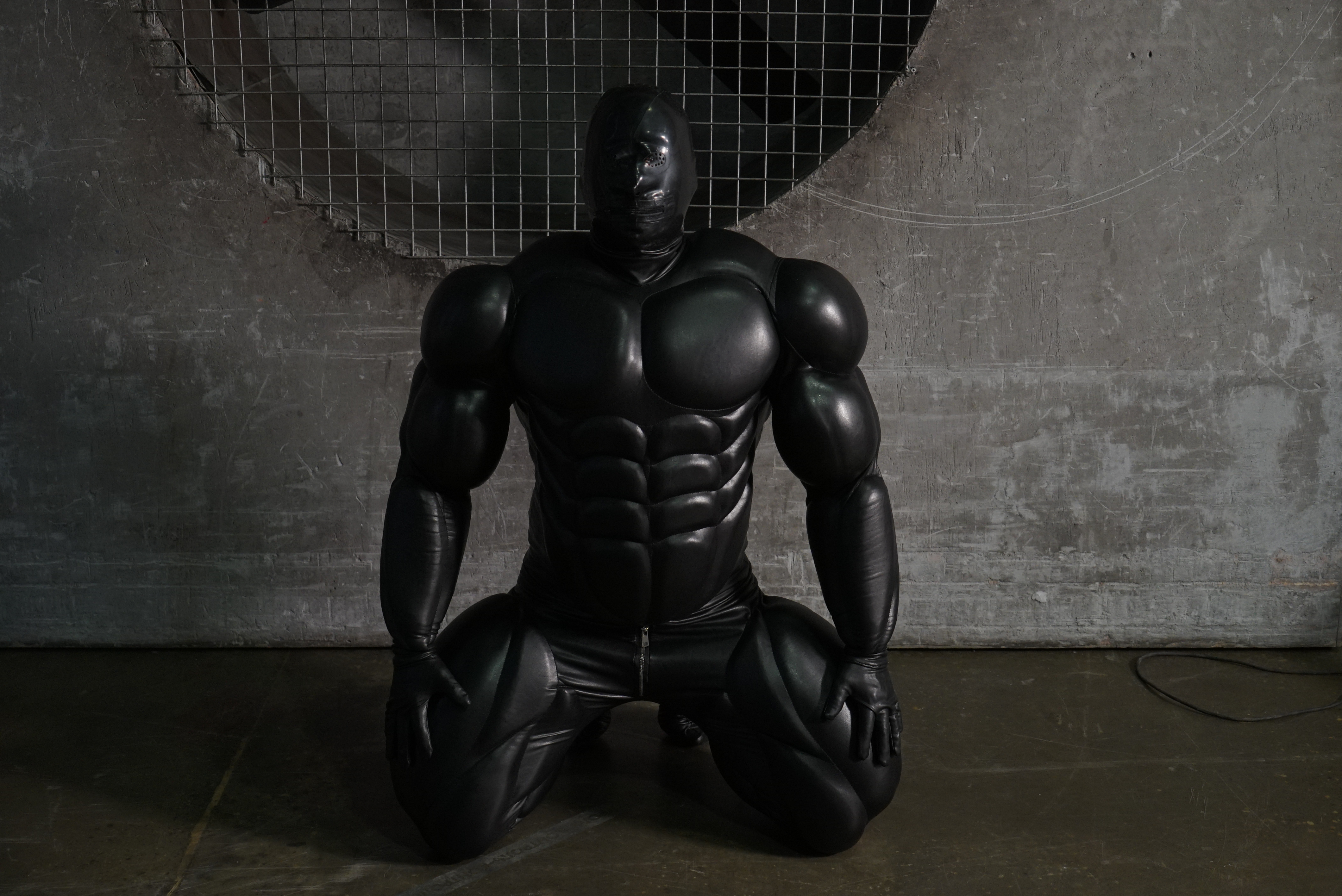 Big muscle suit / black faux leather 