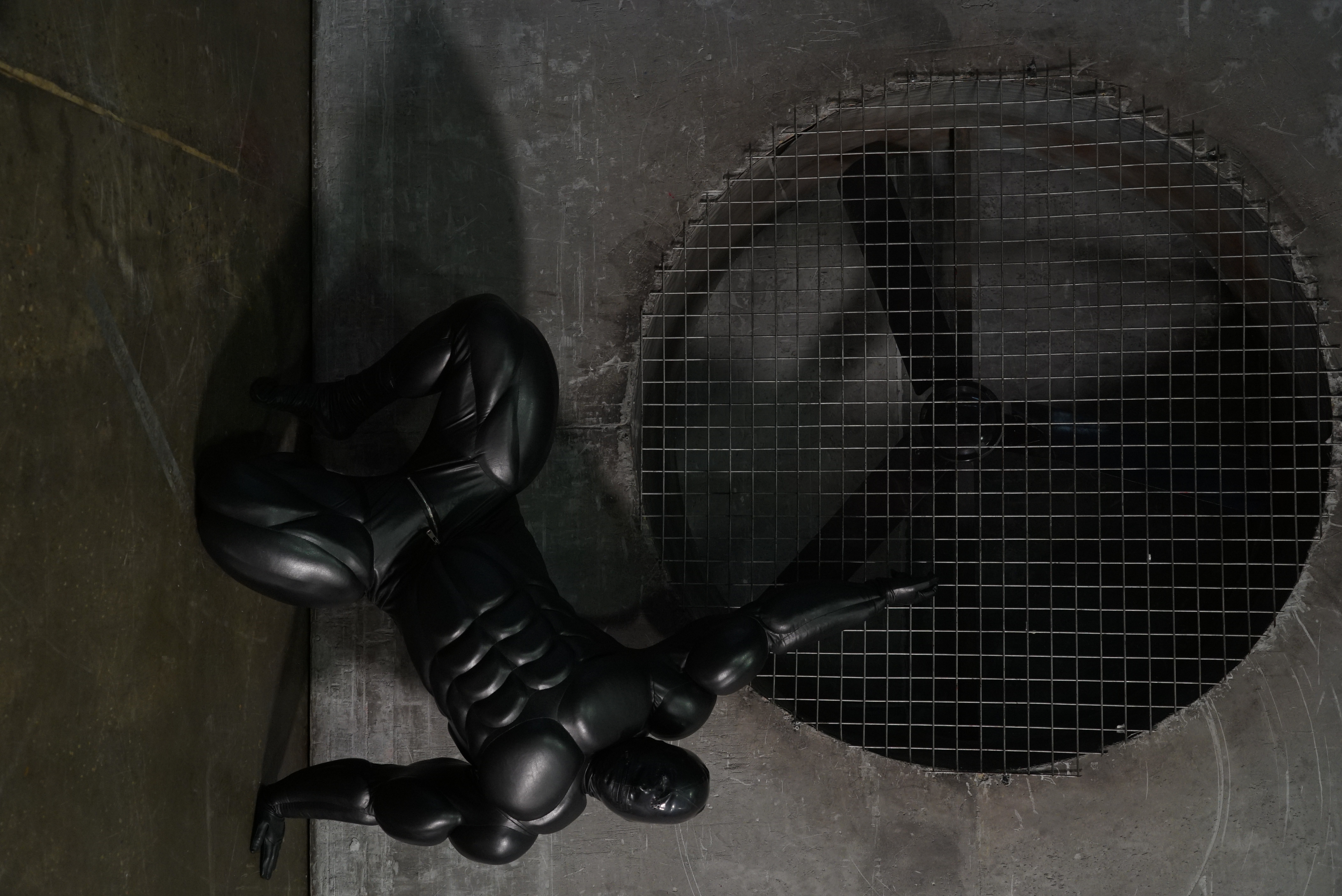 Big muscle suit / black faux leather 