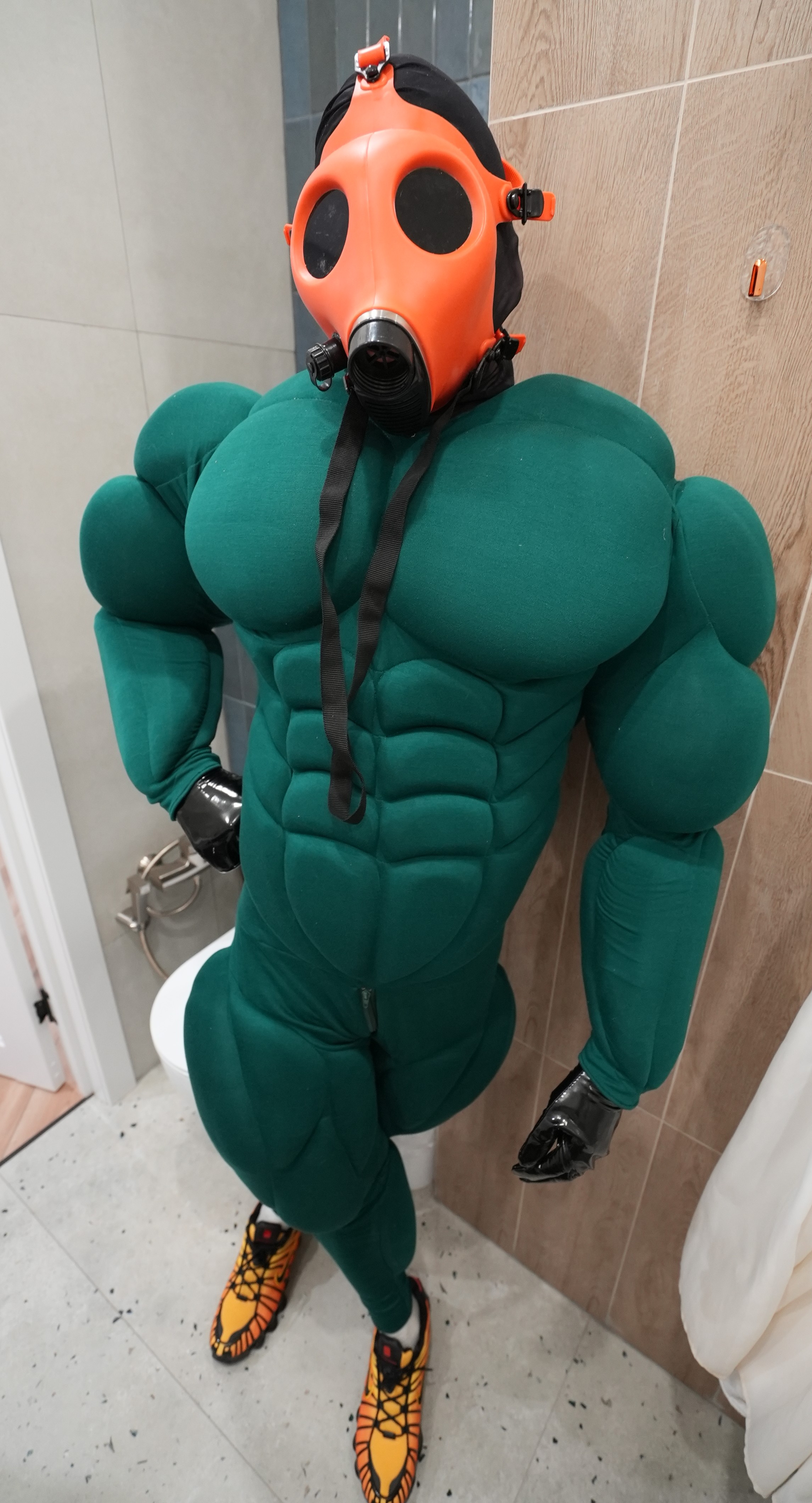 Big muscle suit / green synthetics