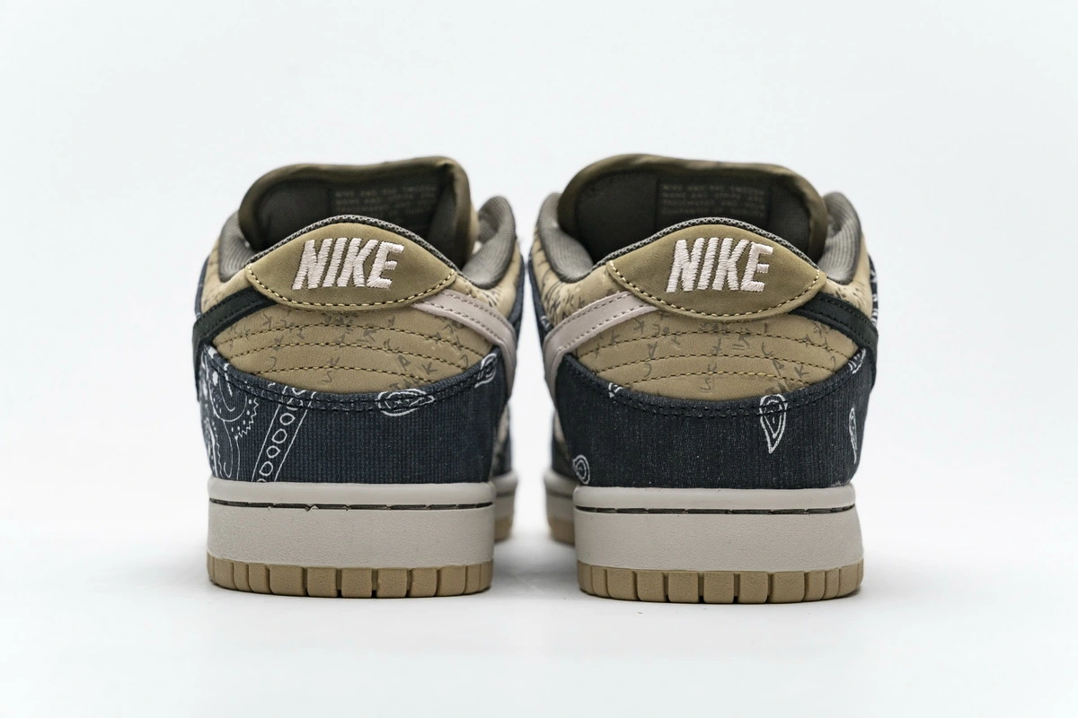 SB Dunk Low Travis Scott 