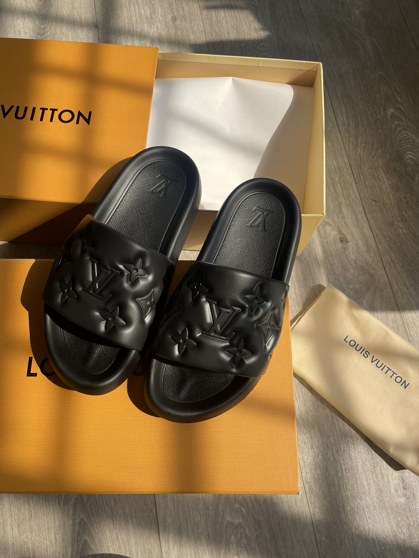 LV slides Black