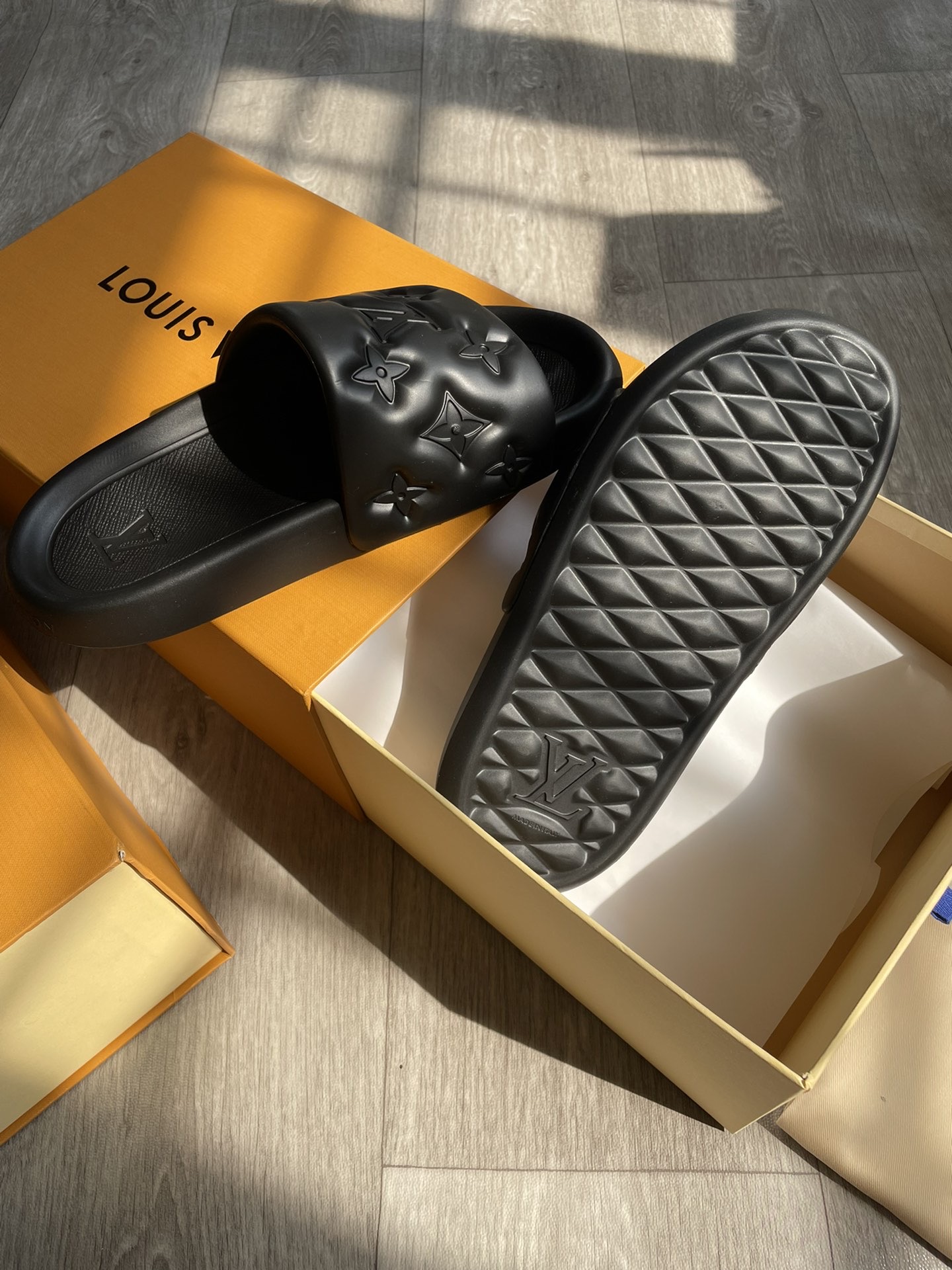 LV slides Black
