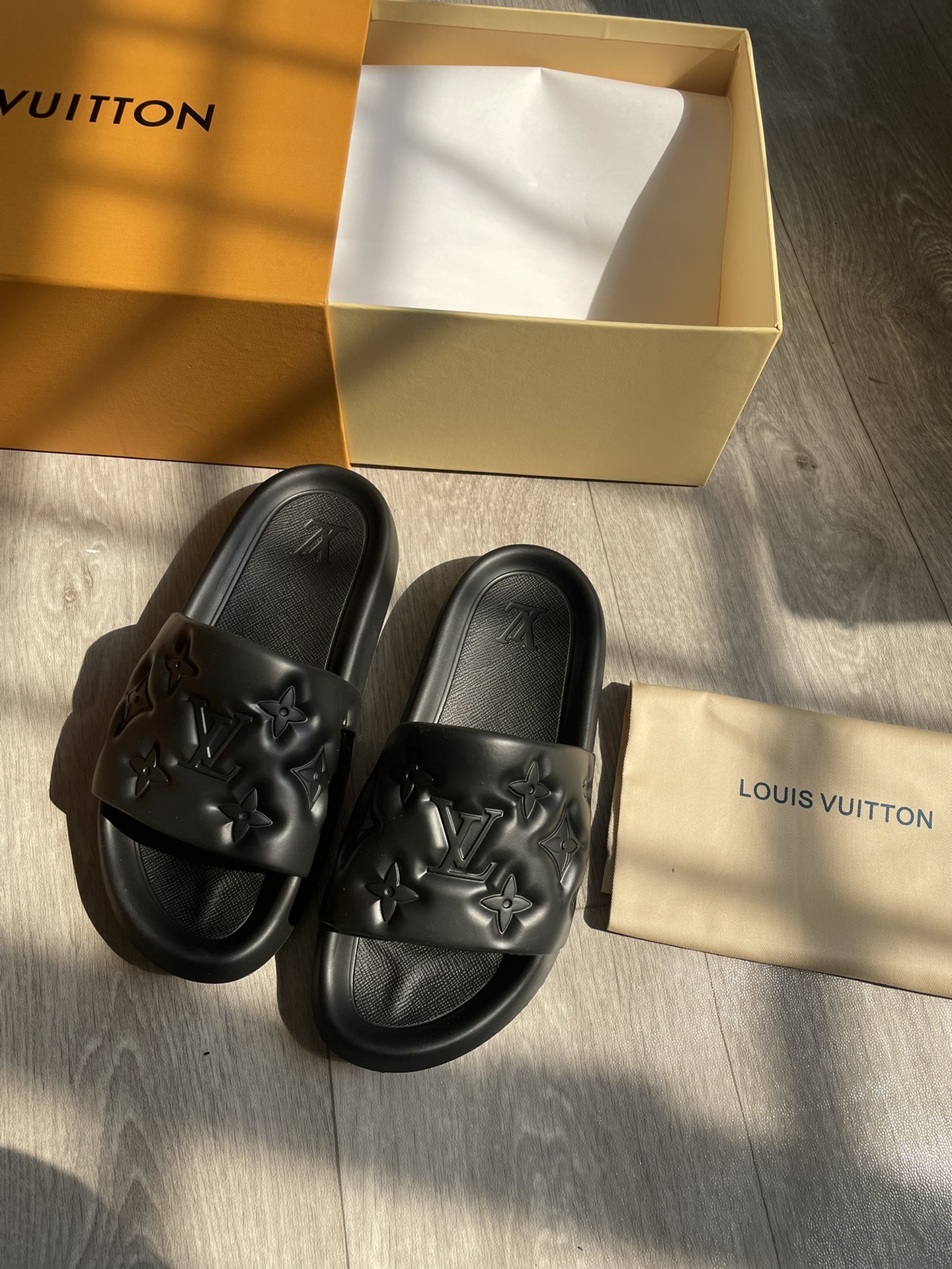 LV slides Black