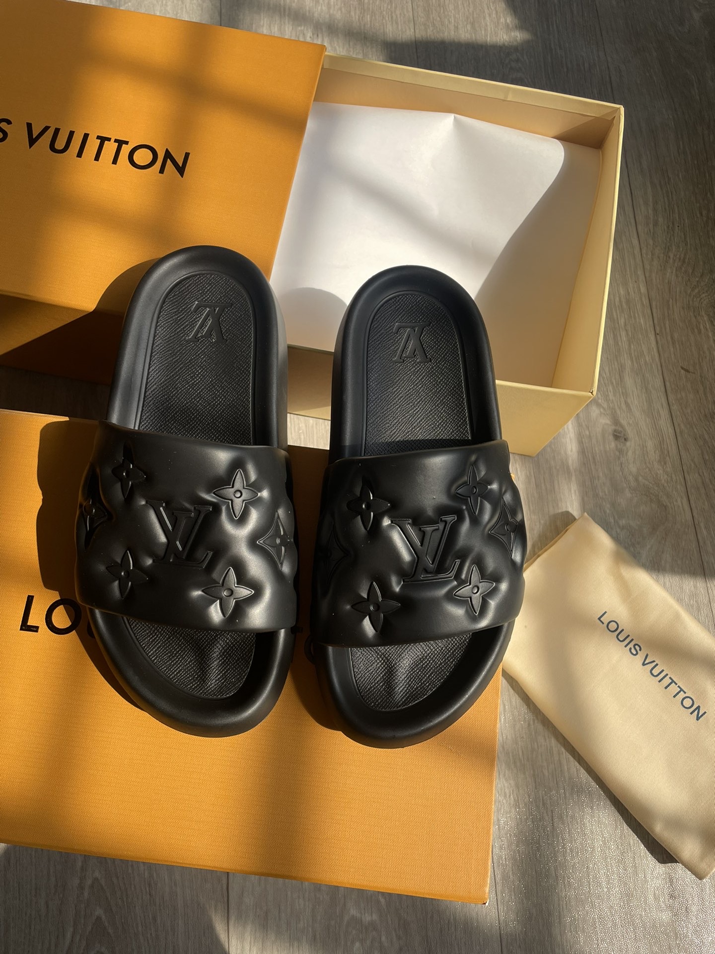 LV slides Black