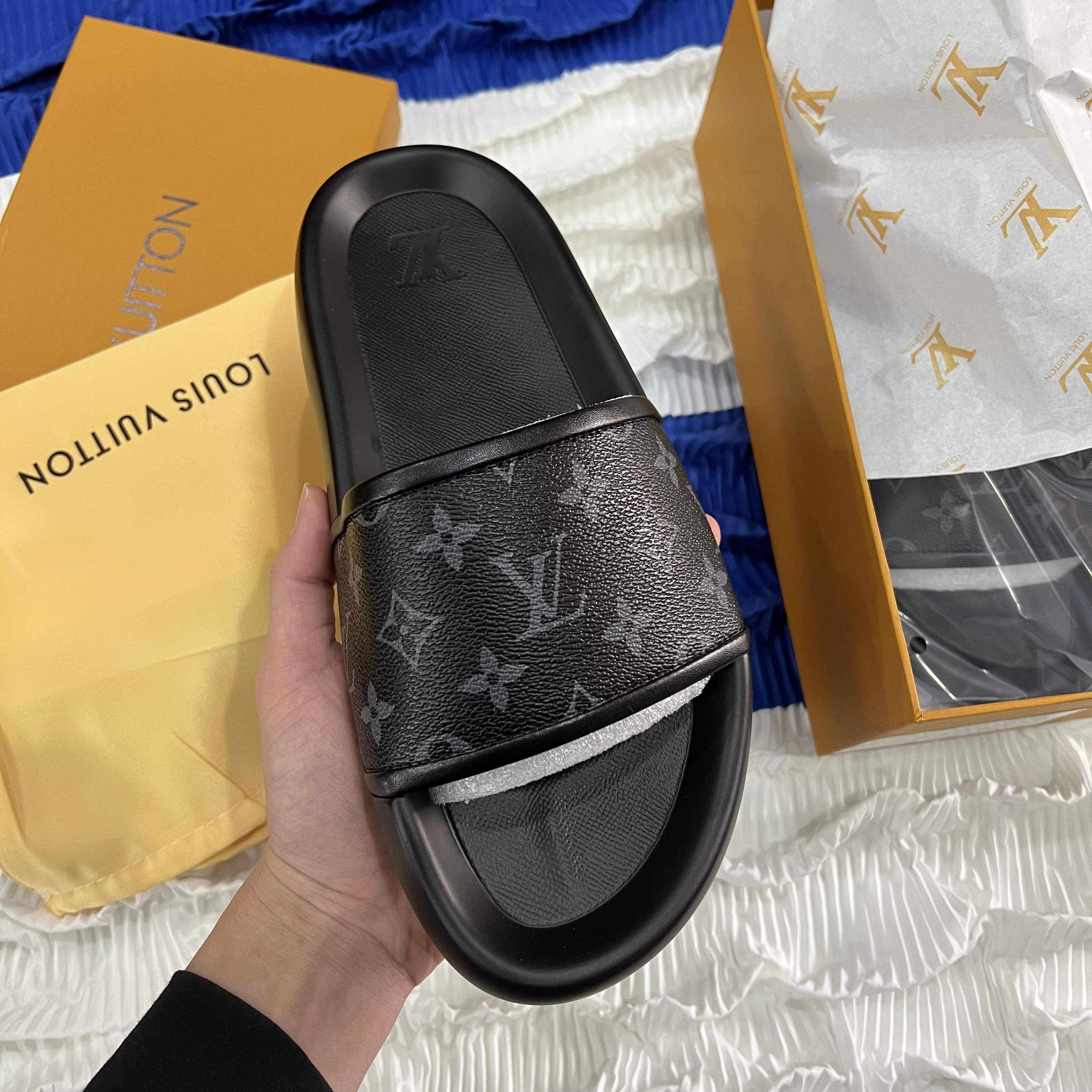 LV Waterfront slides Black