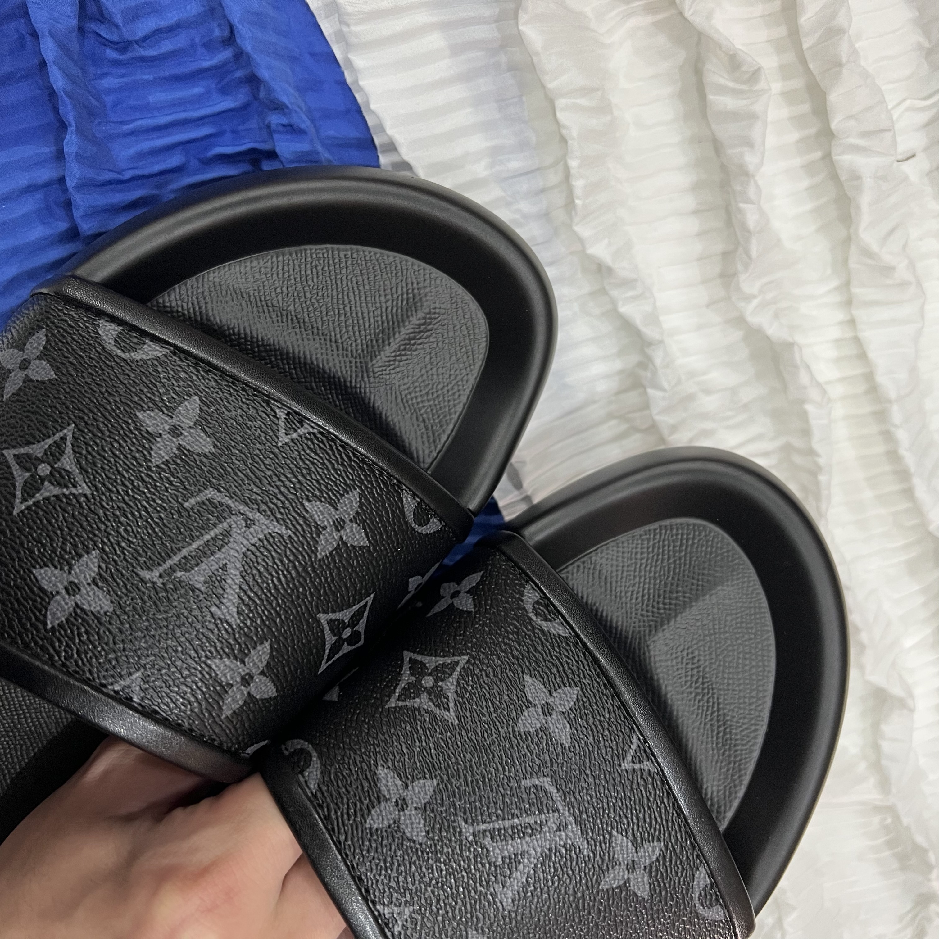 LV Waterfront slides Black