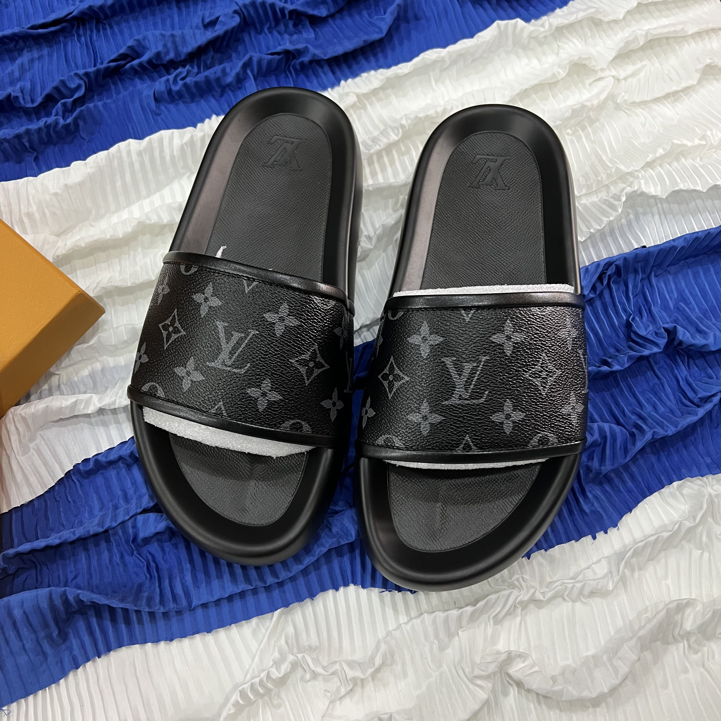 LV Waterfront slides Black